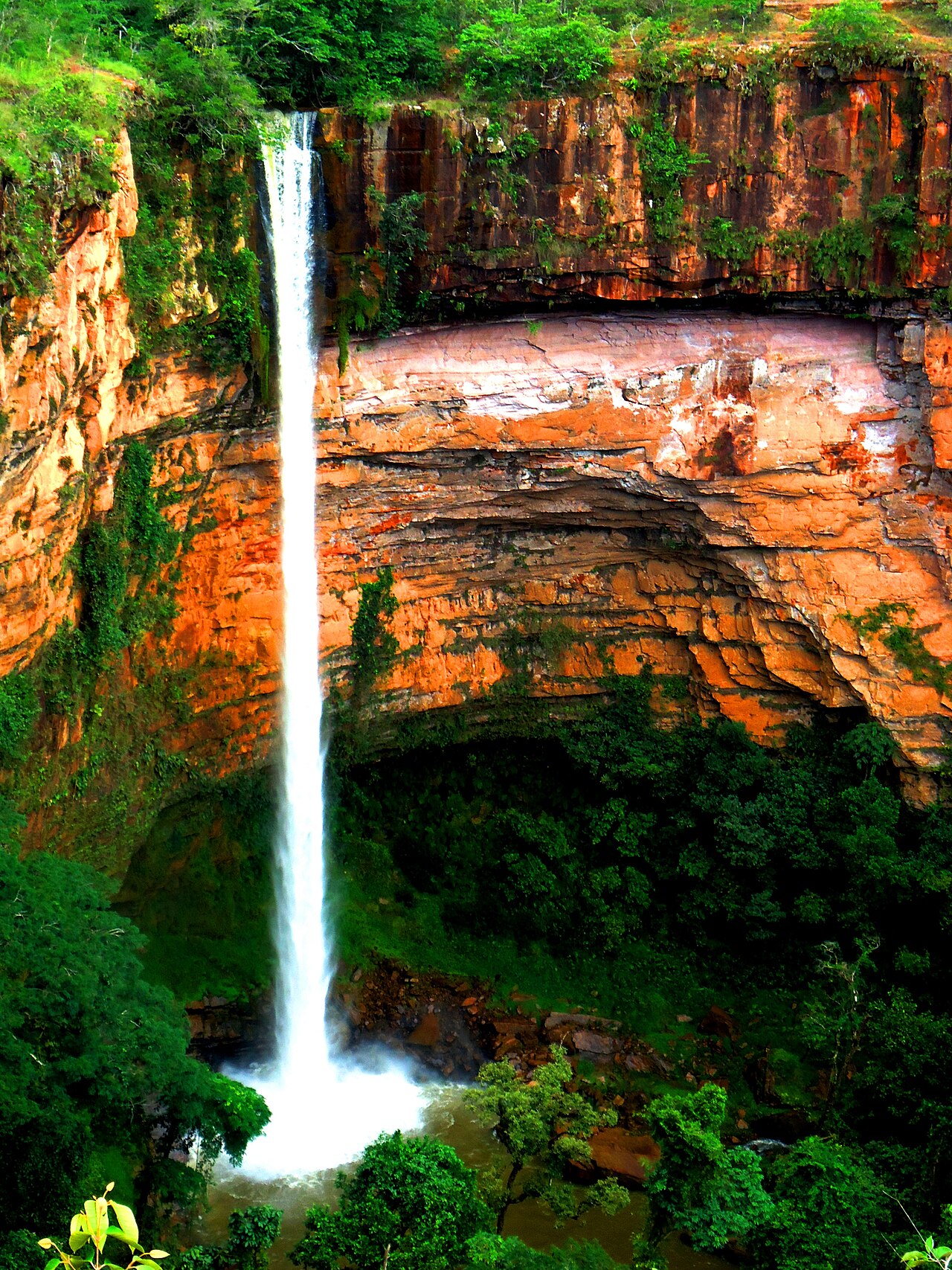 Cachoeira Véu de Noiva, na Chapada dos Guimarães, Mato Grosso